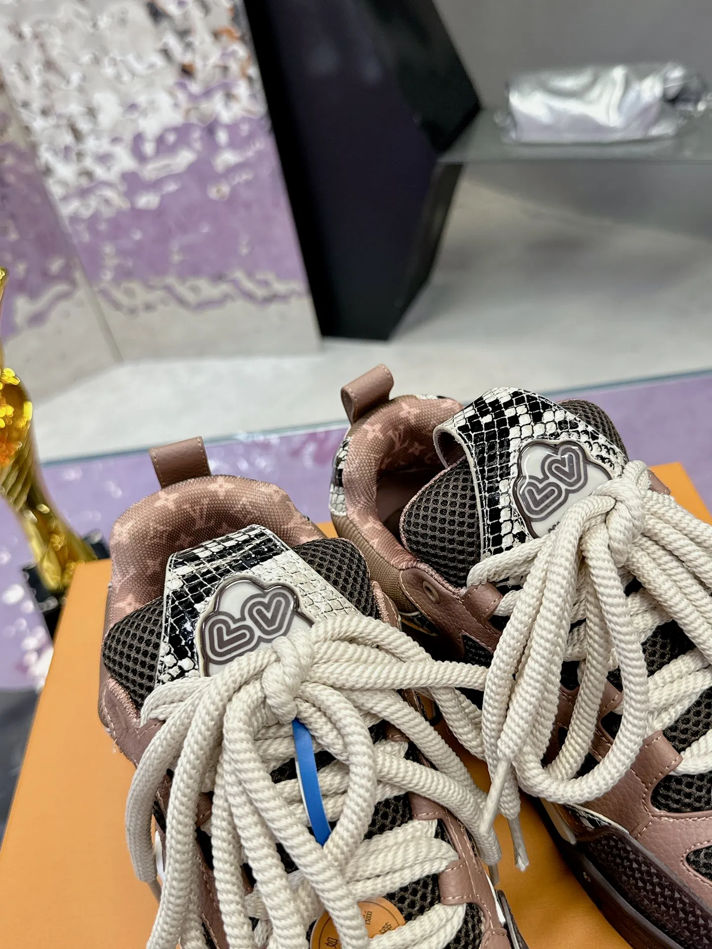 Men's shoes 💰900❤️❤️❤️ 𝙇𝙑 Bread shoes have added new colors 💓 Craftsmanship series 𝟐𝟎𝟐5/𝐒𝐒 𝐧𝐞𝐰 Louis Vuitton catwalk skate shoes are popular, LOUIS VUITTON Trainer is undoubtedly one of the most successful Sneakers launched by luxury brands, but the pace of exploration will not stop. LOUISVUITTON will also bring a new series of skateboard shoes in the spring of 2025. The new series in the picture returns to the 90s Chunky Skate Shoes look and feel. The uppers are made of leather and mesh. The fat silhouette and thick shoelaces are very eye-catching. It is expected to have quite a few colors like the Trainer. Judging from the previous DIOR show skate shoes, this chunky style may be even stronger next year. 💎 Size: Female 35-40 Male 39-46
